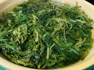 2、自制艾粿（清明粿、青团）,艾草摘回来，洗净，锅里加些盐和小苏打，捞艾草，捞出锅，再泡清水1个小时左右；