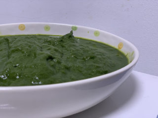 3、自制艾粿（清明粿、青团）,用破壁机或者料理机打成艾草泥；