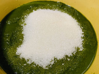 4、自制艾粿（清明粿、青团）,艾草泥里加100克白砂糖，更加清甜；