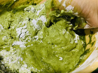 5、自制艾粿（清明粿、青团）,将糯米粉和粘米粉先混合均匀，加入艾草泥，用手揉团；