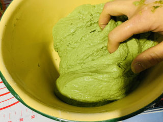 6、自制艾粿（清明粿、青团）,揉成稍微软的艾草面团；