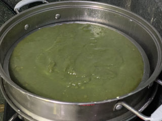 7、自制艾粿（清明粿、青团）,倒入大盘，放入锅里，冷水上锅，大火蒸30分钟；