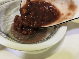 8、自制艾粿（清明粿、青团）,红豆隔夜泡开，放高压锅压红豆汤，然后用漏勺把红豆汤倒入碗里，汤可以单独饮用，剩的红豆，倒搅拌机或者破壁机搅拌成泥；