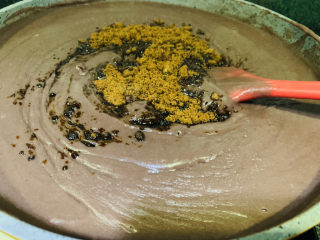 9、自制艾粿（清明粿、青团）,倒不粘锅炒，加红糖，中间加些油，一直炒到成红豆沙（具体做红豆馅，详细过程，我还会写个菜谱）；