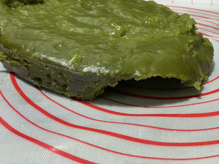 11、自制艾粿（清明粿、青团）,这是蒸出来的艾粿皮，这时候很烫；