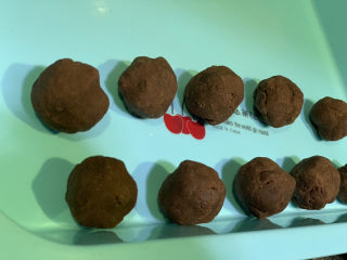 10、自制艾粿（清明粿、青团）,搓成红豆馅，待用；