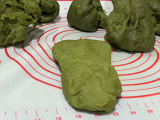 12、自制艾粿（清明粿、青团）,趁热开始揉，冷了等会揉不动，跟白果一样，揉成比较细腻的状态，就可以分成小团；