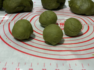 13、自制艾粿（清明粿、青团）,再稍微搓圆一下；