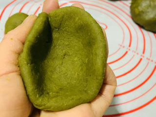 14、自制艾粿（清明粿、青团）,用手搓成圆形状，