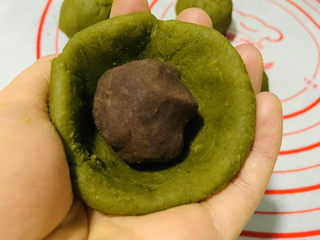 15、自制艾粿（清明粿、青团）,包入豆沙馅；