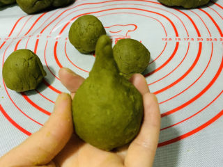 16、自制艾粿（清明粿、青团）,搓、捏圆，尾部粘紧，去掉长的部分；