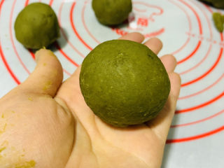 17、自制艾粿（清明粿、青团）,搓圆；