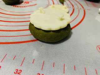 18、自制艾粿（清明粿、青团）,用月饼模型，按压；