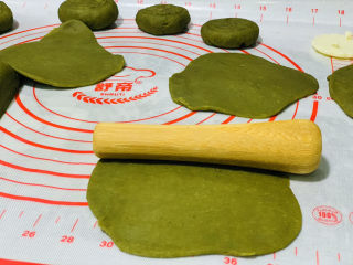 21、自制艾粿（清明粿、青团）,豆沙馅包完，开始包笋馅；皮擀薄，跟擀水饺皮一样，这时候如果艾草团变硬，可以放锅里，热下，又会变软，比较好包；