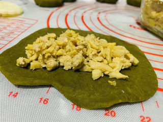 23、自制艾粿（清明粿、青团）,把馅铺在艾粿皮上；