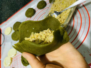 24、自制艾粿（清明粿、青团）,两头先捏紧；