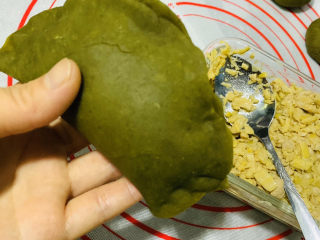 25、自制艾粿（清明粿、青团）,四周再全部捏紧；