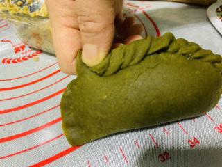 26、自制艾粿（清明粿、青团）,用手捏出波浪形；