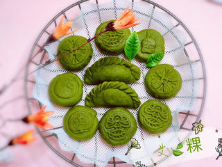 27、自制艾粿（清明粿、青团）,各种形状的艾粿，带着艾草香，冷后会变很硬，吃的时候蒸软，趁热吃。艾粿完成啦！