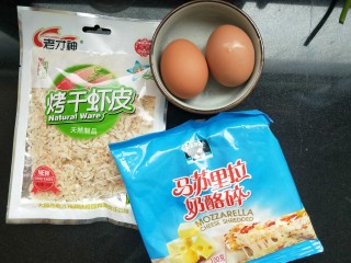 1、虾皮奶酪蛋羹,准备所需食材，奶酪用奶酪块，奶酪碎都行