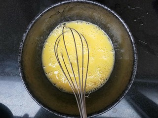 2、虾皮奶酪蛋羹,鸡蛋使劲打散，因为蛋清不好打