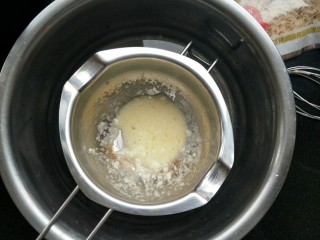 5、虾皮奶酪蛋羹,奶酪不容易融化，先隔水融化一下。