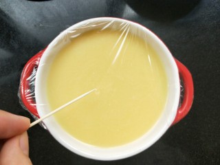 7、虾皮奶酪蛋羹,过滤好以后倒入容器中，盖保鲜膜，用牙签扎几个洞，上锅蒸15分钟，