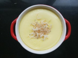 8、虾皮奶酪蛋羹,蒸好以后，把虾皮撒在表面即可。