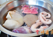 1、草原羊杂汤,（一）熟羊杂制作：先将所有生羊杂冲洗干净，放入大锅中用热水汆烫。