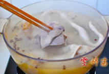 4、草原羊杂汤,煮开后调成中火，继续煮35分钟，待筷子能轻松插入羊杂即可关火。