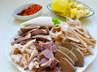 6、草原羊杂汤,（二）羊杂汤的制作：将羊肚切成4-5厘米的丝，羊肠切段，心，肝，肺切成小片备用。