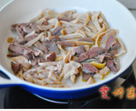 7、草原羊杂汤,锅内放入一点胡麻油，将羊杂全部放入，慢火炒出香味出油，养肝易熟烂，所以最后再放。