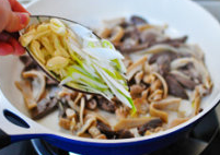 9、草原羊杂汤,放入葱丝，蒜片继续翻炒。