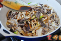 10、草原羊杂汤,此时可以烹入生抽，一勺醋，一起煸炒出香味。加了一点醋整个香味就与众不同了。