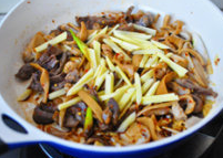 12、草原羊杂汤,放入20克的土豆条一起翻炒，随后加入清水没过羊杂，煮至沸腾。