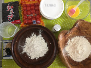 1、蛋黄酥,准备食材