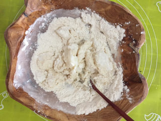 2、蛋黄酥,将油皮的所有材料混合搅拌