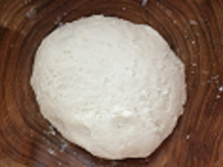 3、蛋黄酥,揉成光滑面团后盖上保鲜膜松弛20分钟左右