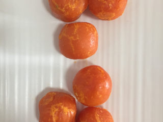 5、蛋黄酥,咸蛋黄喷上高度白酒后放在烤箱150度烤8分钟左右