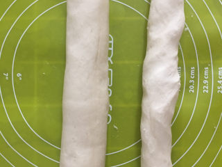 6、蛋黄酥,油皮和油酥搓成条状