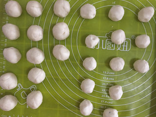 7、蛋黄酥,用切面刀将油皮切成22g每份，油酥切成13g每份，油皮和油酥搓圆