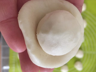 8、蛋黄酥,油皮用手按压成饼状后将油酥包裹在中间