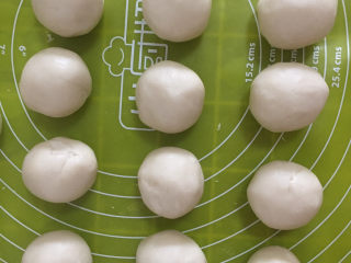 9、蛋黄酥,全部包裹好后盖上保鲜膜松弛10分钟