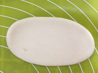 11、蛋黄酥,松弛好后用擀面杖擀成牛舌状