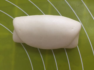 12、蛋黄酥,沿一边卷起，盖上保鲜膜松弛15分钟