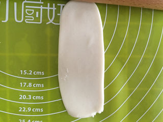 13、蛋黄酥,再重复上两步，擀成牛舌状卷起，松弛15分钟