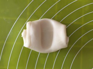 14、蛋黄酥,用手指按压中间位置