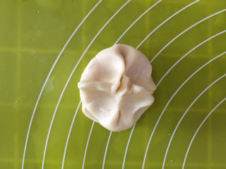 15、蛋黄酥,四角向中间捏压