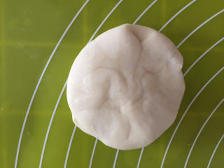 16、蛋黄酥,按成饼状