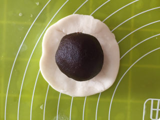 17、蛋黄酥,将包好蛋黄的豆沙放在中间并包裹